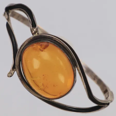 Armband med bärnsten, stelt, öppningsbart, Ø66mm, bredd 28,2mm, ostämplat silver Vikt: 18,6 g