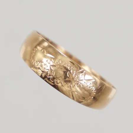 Ring med mönsterdekor, stl 17¾, bredd 2,7-6mm, 18K Vikt: 1,4 g