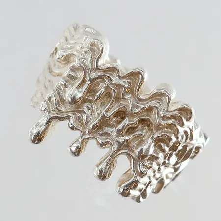 Klackring Louis Abel med mönster dekor stl:19½ (62) bredd 8-17mm Silver 925/1000.  Vikt: 22 g