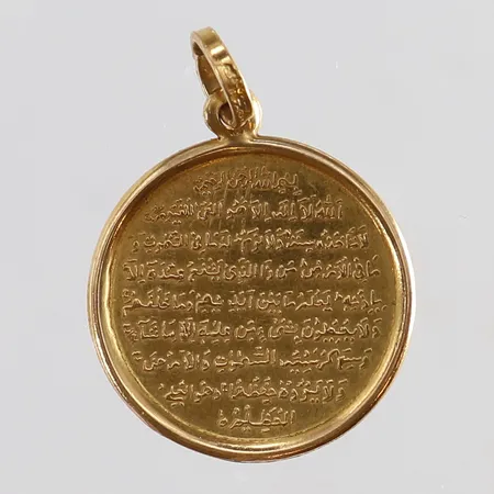 Hänge med arabisk text 26,5x19,5mm ink ögla 18K. Vikt: 1,8 g