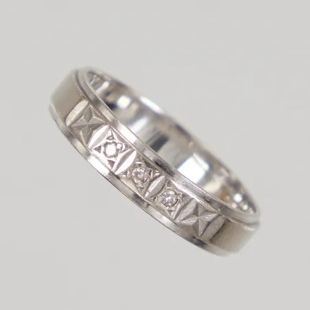 Ring med åttkantsslipade diamanter 3x 0,01ct, stl 17, bredd 4mm, vitguld, 18K Vikt: 3,5 g
