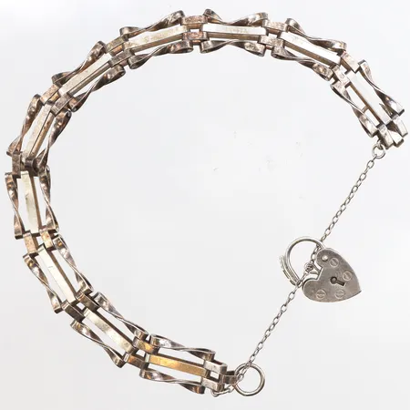 Armband, Ø84,7mm, bredd ca 9,5mm, ostämplat silver. Vikt: 10,4 g