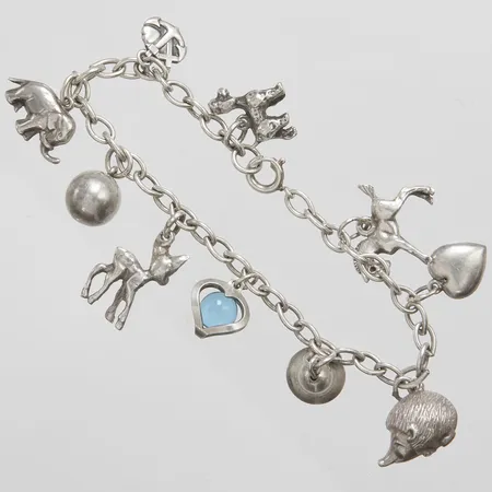Armband med tio integrerade berlocker, längd: 18,3cm, bredd: 4,3mm, armband silver 925/1000, berlocker silver 830/1000, bruttovikt 17,7g Vikt: 17,7 g
