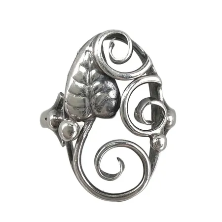 Vintage Ring silver 830/1000 omkring 1940-tal, genombruten blomdekor, tillverkarstämpel CHD, stl:18¾-19,0 mm, skena bredd 2,5 mm, dekor 21x13,5 mm, fint skick Vikt: 3 g