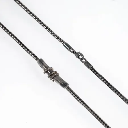 Collier med integrerat hänge längd 43cm bredd 2-6,5mm, lätt oxiderat silver 925/1000 13,2g.