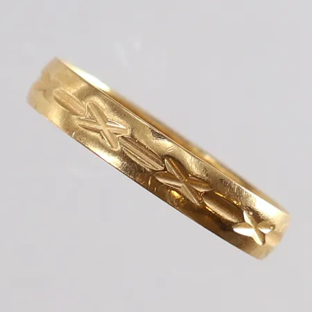 Ring med dekor stl:16½ bredd 3,5mm oval gravyr 18K. Vikt: 1,6 g