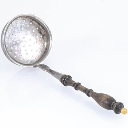 Sockerströare från 1875 med träskaft. Längd ca 19 cm. Monogramgravyr. silver 830/1000. Bruttovikt 32,8g. 