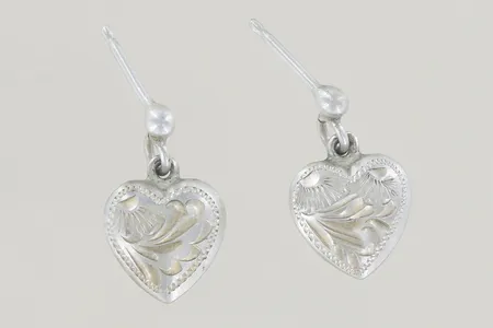 Ett par örhängen längd 1,5 cm bredd 1 cm, ploppar saknas silver  Vikt: 2,3 g