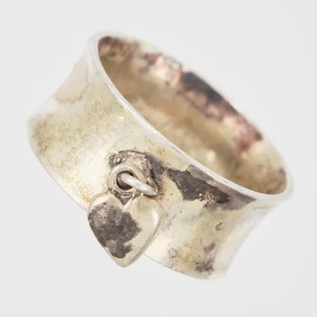 Ring med hjärtberlock stl:15½, bredd 8mm, Stockholm år 1963, silver 830/1000 Vikt: 3,3 g