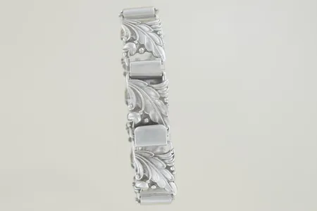 Armband år 49 längd 19 cm bredd 1,5 cm, silver  Vikt: 23,2 g