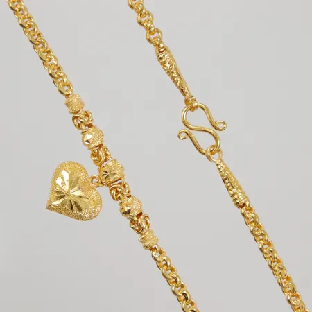 Collier med integrerat hänge/ hjärta 46cm, bredd 4-7mm, hängets längd ca 20mm, Thaiguld 1 Baht 23K Vikt: 15,2 g