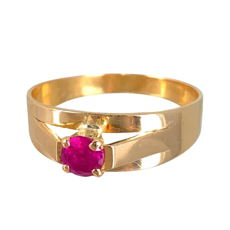 Ring i 18K guld med Rubin Ø4 mm, Ge-Kå-Smycke, Stockholm, svensk kontrollstämpel, stl:18¼ mm, bredd 2,5 - 6 mm, sten utan anmärkning Vikt: 2,7 g
