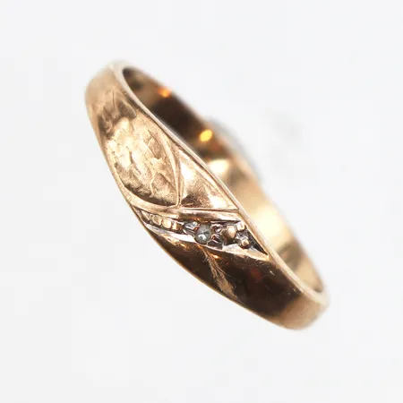 Ring sten, stl:16½, bredd ca 1,8-4,9mm, något ojämn i skenan, 8K. Vikt: 0,9 g