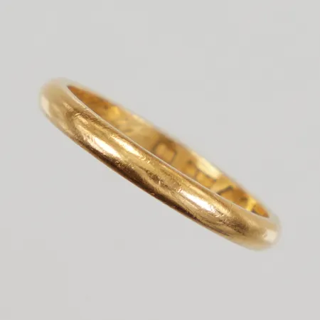 Ring stl:18½ bredd 2,7mm, gravyr, Hamrins Guldsmedsverkstad Rune år 1946, 23K, Vikt: 4,2 g