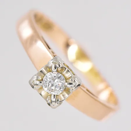 Ring diamant ca 0,12ct stl:18¼ bredd ovandel 5,6mm gravyr diamant sitter löst i klorna 14K Vikt: 3,4 g