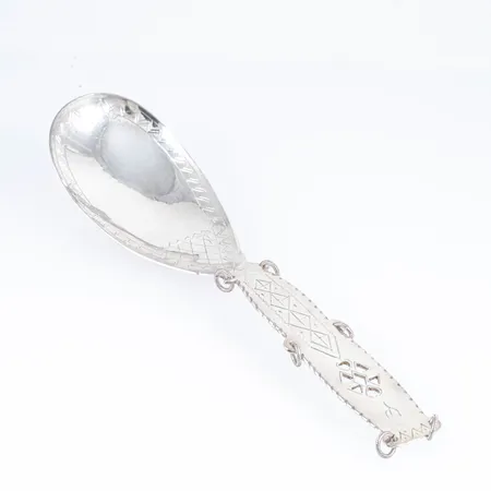 Sked med samiskt mönster 200 mm Tillverkad 1963 av Göte Perssons Ädelsmide i Vilhelmina. Silver 66,5g 830/1000.