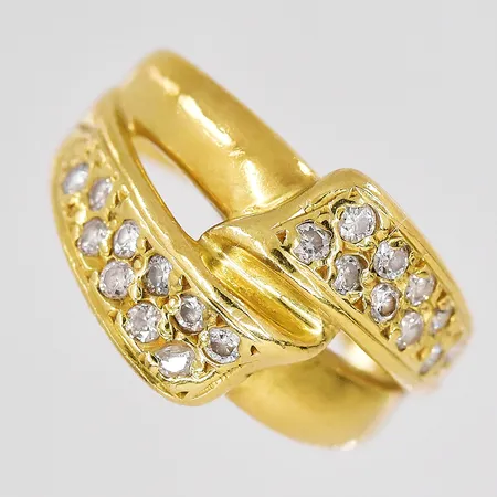 Ring diamanter 0,30ctv enligt gravyr 5 diamanter naggade stl:15¼ bredd ovandel 11,5mm skev skena 18K Vikt: 3,8 g