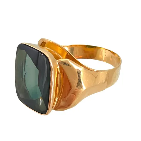 Klackring i 18K guld med grön Spinell 12 x 15 mm, svensk kontrollstämpel, stl:19½ mm, bredd 4-15 mm, sten utan anmärkning,  Vikt: 5,7 g