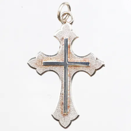 Hänge kors, längd ca 47,5mm, bredd ca 29,8mm, 925/1000 silver. Vikt: 6,1 g