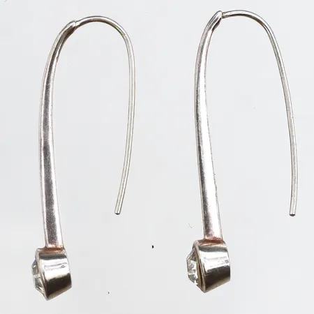 Ett par örhängen med stenar, längd ca 40,4mm, bredd ca 7,6mm, ostämplat silver. Vikt: 3,6 g