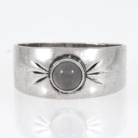 Doserad ring med mjölkvit sten stl:16¾ bredd 3,8-8mm, silver 835/1000 2,2g. 