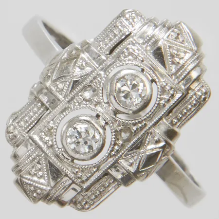 Ring med diamanter 2 x ca.0,05ct samt 2 rosenstenar, stl:18, bredd: 1,3-18mm, vitguld, 18K Vikt: 2,6 g