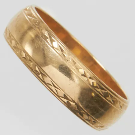 Ring med mönsterrand, stl:16¼, bredd: 5,2mm, engelska stämplar, 9K Vikt: 2,9 g