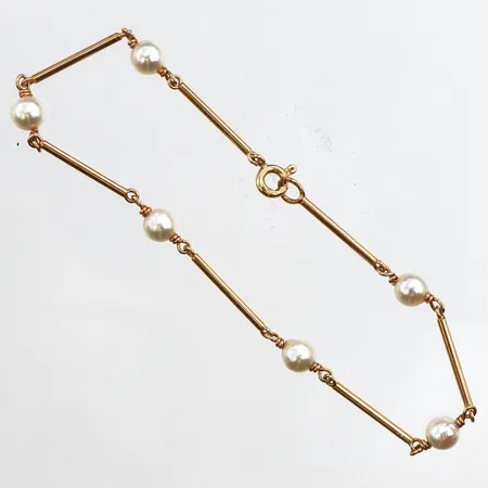 Armband med odlade pärlor, längd ca 19cm, bredd ca 1,3-5mm, 18K. Vikt: 3,3 g