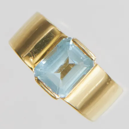Ring med blå topas ca.9x7mm, stl:17¼, bredd: 6,7-10mm, 14K Vikt: 6,4 g