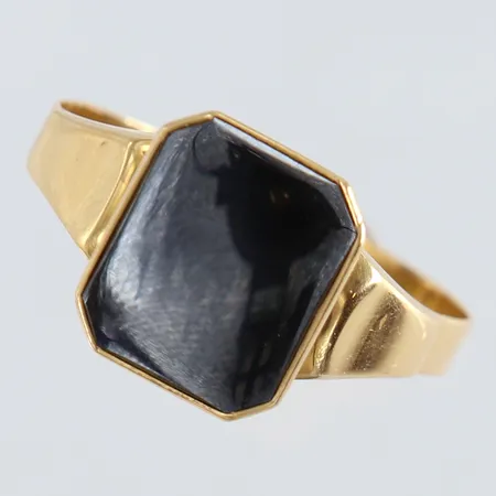 Klackring med hematit stl:22 bredd 2,5-12,5mm bucklig 18K. Vikt: 3,6 g