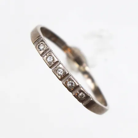 Ring med diamanter 0,05ctv enligt gravyr, stl:16½, bredd ca 1,1mm, vitguld 18K. Vikt: 1,4 g