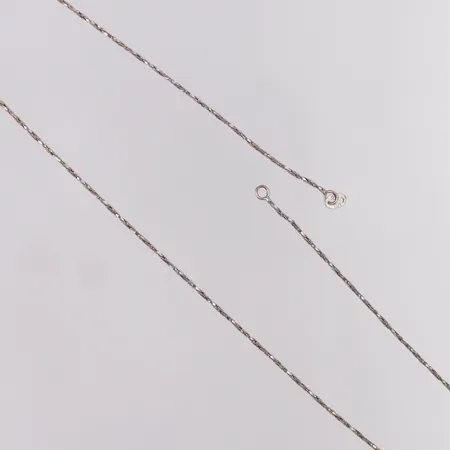 Kedja vitguld längd 47cm bredd 1mm saknar lås, 18K Vikt: 2,8 g