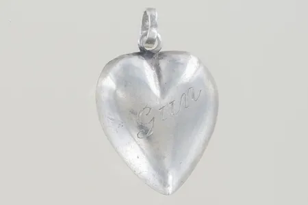 Hänge hjärta längd 3 cm bredd 18 mm, graverad silver   Vikt: 2,2 g