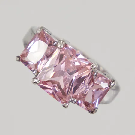 Ring med rosa stenar stl 17, bredd 2,8-9,2mm, 925/1000 silver. Bruttovikt: 5,2g Vikt: 0 g
