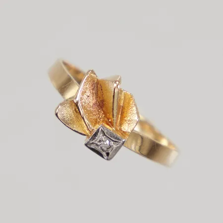 Ring med vit sten stl 15¾, bredd 2-8mm, 18K Vikt: 2 g