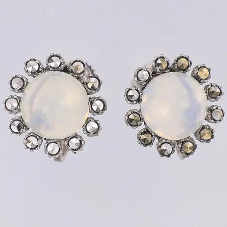 Örhängen vita stenar markasiter skruvfattning 14mm, kattfot, silver 835/1000 Vikt: 5,5 g