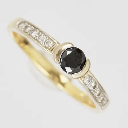 Ring med mörkblå safir och diamanter 10 x ca 0,005ct, stl 16½, bredd 2,5mm, Italien, 18K. Vikt: 2,3 g