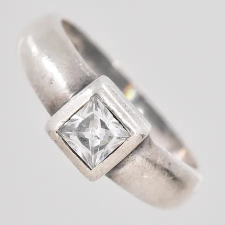Ring med vit sten stl:18½ bredd ovandel 7,3mm silver 925/1000 Vikt: 4,1 g