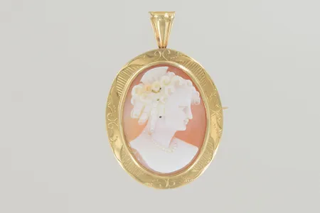 Hänge/brosch camé 50-tal, längd 4x2,5 cm 18K  Vikt: 6,8 g