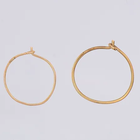 2 Udda örhängen ca Ø10-12mm, 18K Vikt: 0,3 g