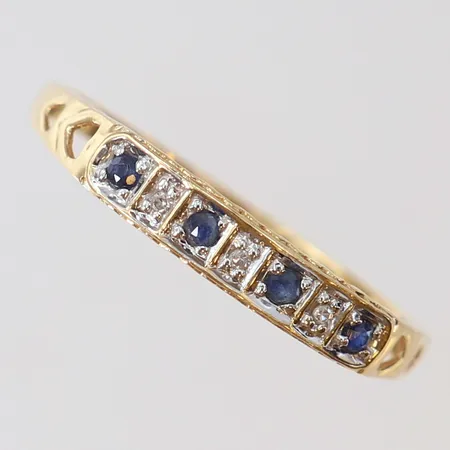 Ring med åttkantslipade diamanter 3 x 0,005 ct samt safirer stl:20 bredd 3mm 18K Vikt: 1,6 g