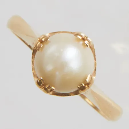 Ring med odlad saltvattenpärla Øca.7mm, stl:17¾, bredd: 1,9-8,3mm, svenska stämplar, pärlan lös i sin fattning, 18K Vikt: 2,4 g