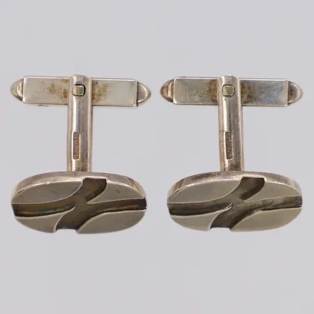 Ett par manschettknappar längd 17,8mm, Hallbergs, signerade Elon Arenhill (1922-2018), 925/1000 silver Vikt: 9,8 g