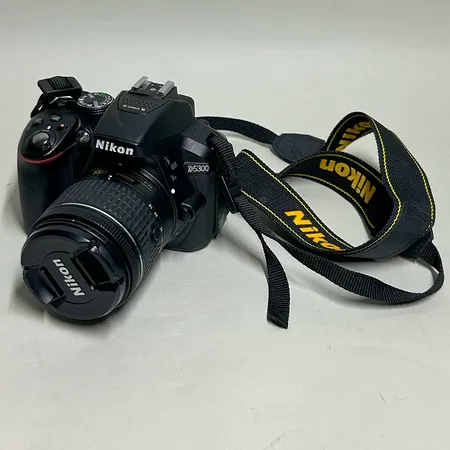 Digital Systemkamera Nikon D5300 med objektiv AF-P NIKKOR 18-55mm 1:3.5-5.6G, axelrem, batteri och batteriladdare Nikon Battery charger MH-24, fungerar, kameraväska original Nikon