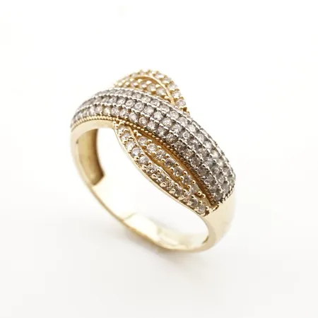 Ring m vita stenar, stl 18½(57), bredd 10mm, 14k Vikt: 3,2 g