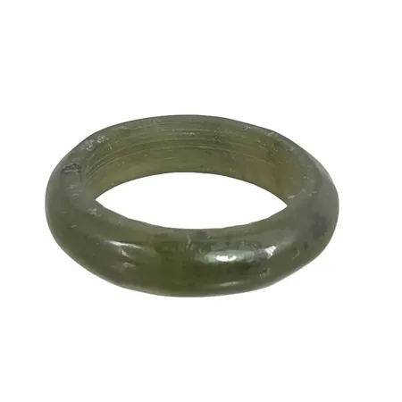 Ring Jade slät modell, stl:17¼ mm, bredd 5 mm, (1960/70-tal), naturliga inneslutningar, vikt 2,2 gram