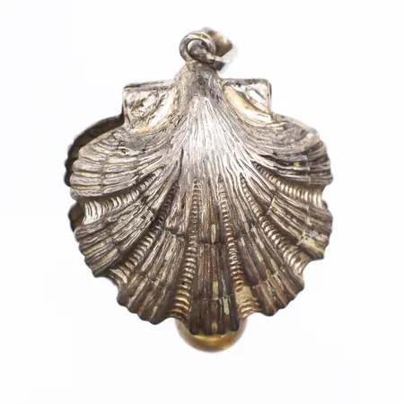 Hänge snäcka med pärla, bredd ca 21,6mm, längd ca 29,7mm, 830/1000 silver. Vikt: 5,5 g