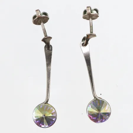 Ett par örhängen med stenar, längd ca 34,5mm, bredd ca 3,7-8,4mm, 830/1000 silver. Vikt: 3,1 g