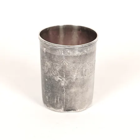 Bägare med dekor i relief, förgylld insida, Ø6mm, höjd 7cm, Carl Wilhelm Edvall, Sundsvall 1881, åldersbetingat slitage, silver 830/1000. Vikt: 53,9 g