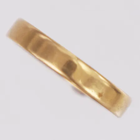Ring slät stl:18¾ bredd 3,8mm, gravyr 18K Vikt: 6,5 g